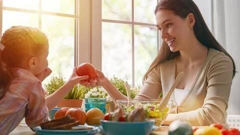 बच्चों को इस तरह से करें हेल्दी खाने की आदत के लिए प्रेरित बच्चों को इस तरह से करें हेल्दी खाने की आदत के लिए प्रेरित