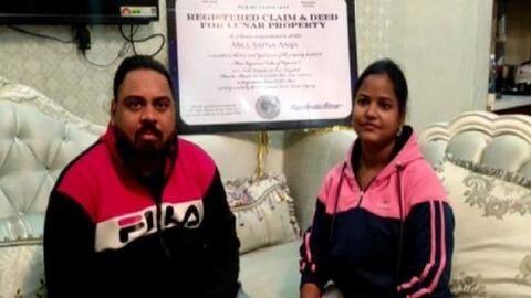 शादी की सालगिरह पर पति ने पत्नी को तोहफे में दी चांद पर जमीन शादी की सालगिरह पर पति ने पत्नी को तोहफे में दी चांद पर जमीन
