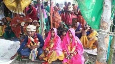 युवक ने प्रेमिका और घरवालों की पसंद की लड़की से एक ही मंडप में रचाई शादी युवक ने प्रेमिका और घरवालों की पसंद की लड़की से एक ही मंडप में रचाई शादी