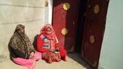 प्रेमी ने दिया धोखा तो धरने पर उसके घर के बाहर बैठी युवती