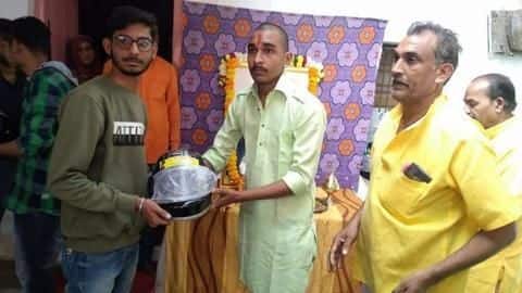 दुखी पिता की अनोखी पहल, सड़क हादसे का शिकार हुए बेटे की तेहरवीं पर बांटे हेलमेट दुखी पिता की अनोखी पहल, सड़क हादसे का शिकार हुए बेटे की तेहरवीं पर बांटे हेलमेट