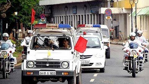 गोवा: उत्तर प्रदेश का 'मंत्री' बताकर मेहमान बना रहा शख्स, चढ़ा पुलिस के हत्थे गोवा: उत्तर प्रदेश का 'मंत्री' बताकर मेहमान बना रहा शख्स, चढ़ा पुलिस के हत्थे