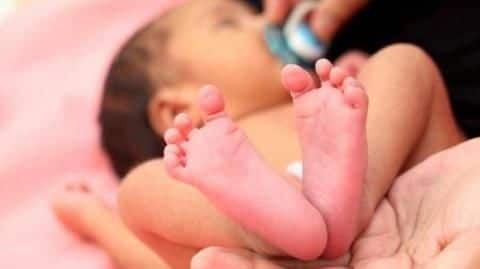 उत्तर प्रदेश: जनता कर्फ्यू के दौरान जन्मी बच्ची, परिजनों ने नाम रखा 'कोरोना' उत्तर प्रदेश: जनता कर्फ्यू के दौरान जन्मी बच्ची, परिजनों ने नाम रखा 'कोरोना'