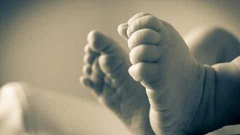 महिला ने उड़ते विमान में दिया बच्चे को जन्म, नाम रखा 'स्काई' महिला ने उड़ते विमान में दिया बच्चे को जन्म, नाम रखा 'स्काई'