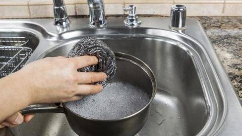 स्टेनलेस स्टील के बर्तनों को साफ करते समय भूल से भी न करें ये गलतियां स्टेनलेस स्टील के बर्तनों को साफ करते समय भूल से भी न करें ये गलतियां