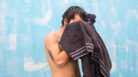 तौलिए से रगड़कर बालों को सुखाना हो सकता है नुकसानदायक, अपनाएं यह तरीका तौलिए से रगड़कर बालों को सुखाना हो सकता है नुकसानदायक, अपनाएं यह तरीका