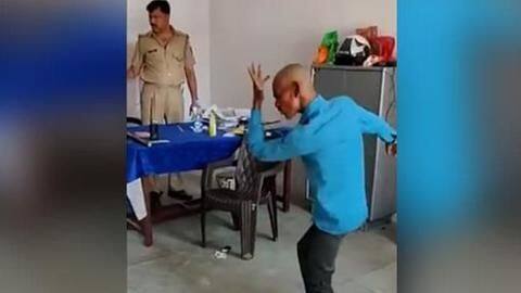 उत्तर प्रदेश: लॉकडाउन तोड़ने पर पुलिस ने युवक से थाने में कराया डांस, वीडियो वायरल उत्तर प्रदेश: लॉकडाउन तोड़ने पर पुलिस ने युवक से थाने में कराया डांस, वीडियो वायरल