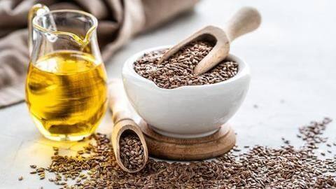 अलसी के बीज ही नहीं बल्कि तेल भी है स्वास्थ्य के लिए गुणकारी, जानें इसके फायदे अलसी के बीज ही नहीं बल्कि तेल भी है स्वास्थ्य के लिए गुणकारी, जानें इसके फायदे