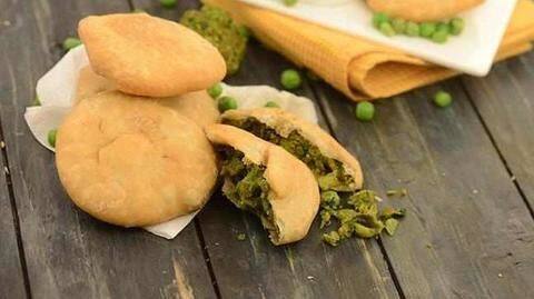 घर पर हरी मटर की कचौड़ियां बनाना है बहुत आसान, जानिए इसकी रेसिपी घर पर हरी मटर की कचौड़ियां बनाना है बहुत आसान, जानिए इसकी रेसिपी