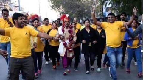 बारात के साथ 11 किलोमीटर दौड़कर शादी के फेरे लेने पहुंचा दूल्हा, जानिए क्या रही वजह बारात के साथ 11 किलोमीटर दौड़कर शादी के फेरे लेने पहुंचा दूल्हा, जानिए क्या रही वजह