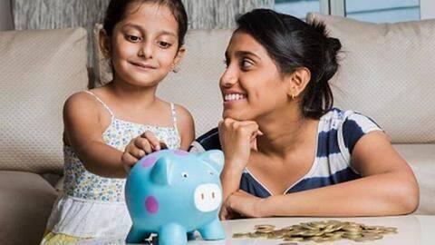 अपने बच्चों को पैसों से जुड़ी अच्छी आदतों के लिए ऐसे करें प्रोत्साहित अपने बच्चों को पैसों से जुड़ी अच्छी आदतों के लिए ऐसे करें प्रोत्साहित