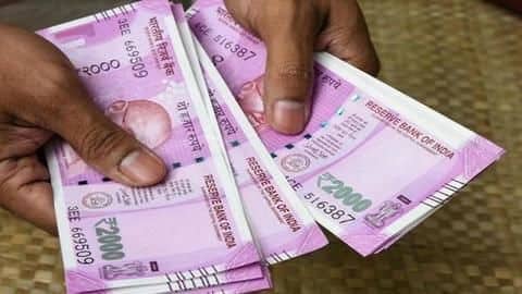 कोरोना का डर: सड़क पर बिखरे मिले 2,000 के नोट, उठाने की बजाए इधर-उधर भागे लोग कोरोना का डर: सड़क पर बिखरे मिले 2,000 के नोट, उठाने की बजाए इधर-उधर भागे लोग