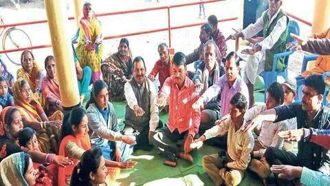 मोबाइल और इंटरनेट की लत से छुटकारा पाने के लिए गांववालों ने शुरू की अनोखी पहल मोबाइल और इंटरनेट की लत से छुटकारा पाने के लिए गांववालों ने शुरू की अनोखी पहल