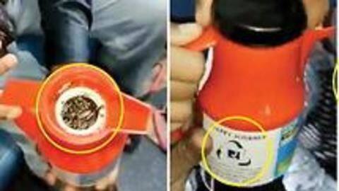 IRCTC का वेंडर यात्रियों को परोस रहा था कॉकरोच वाली चाय, वीडियो वायरल IRCTC का वेंडर यात्रियों को परोस रहा था कॉकरोच वाली चाय, वीडियो वायरल