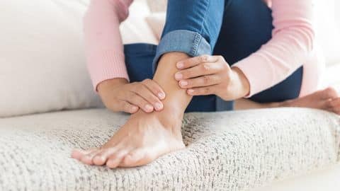 पैरों में दर्द होने पर अपनाएं ये घरेलू नुस्खे, जल्द मिलेगा आराम पैरों में दर्द होने पर अपनाएं ये घरेलू नुस्खे, जल्द मिलेगा आराम