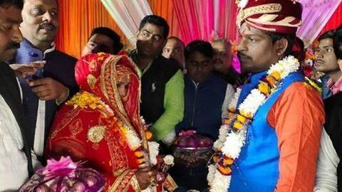 दूल्हा-दुल्हन ने प्याज-लहसुन की वरमाला पहनाकर की शादी, भेंट में मिली कई किलो प्याज, देखें वीडियो दूल्हा-दुल्हन ने प्याज-लहसुन की वरमाला पहनाकर की शादी, भेंट में मिली कई किलो प्याज, देखें वीडियो