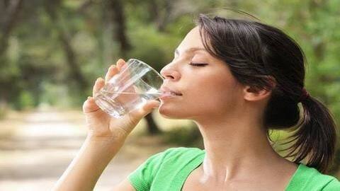 पानी का अधिक मात्रा में सेवन पानी का अधिक मात्रा में सेवन