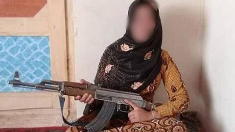 अफगानिस्तान: माता-पिता को मारने वाले दो तालिबानियों को लड़की ने AK-47 से किया ढेर अफगानिस्तान: माता-पिता को मारने वाले दो तालिबानियों को लड़की ने AK-47 से किया ढेर
