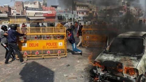 दिल्ली: हिंसा के बीच फरिश्ता बना भाजपा पार्षद, हिंसक भीड़ से मुस्लिम परिवार को बचाया दिल्ली: हिंसा के बीच फरिश्ता बना भाजपा पार्षद, हिंसक भीड़ से मुस्लिम परिवार को बचाया