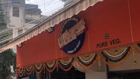 मुंबई: शिवसेना नेता की धमकी के बाद मिठाई की दुकान के संचालक ने ढका 'कराची' नाम मुंबई: शिवसेना नेता की धमकी के बाद मिठाई की दुकान के संचालक ने ढका 'कराची' नाम
