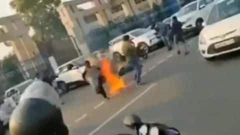 उत्तर प्रदेश: मां-बेटी ने मुख्यमंत्री कार्यालय के बाहर खुद पर केरोसिन छिड़ककर लगाई आग, हालत गंभीर उत्तर प्रदेश: मां-बेटी ने मुख्यमंत्री कार्यालय के बाहर खुद पर केरोसिन छिड़ककर लगाई आग, हालत गंभीर