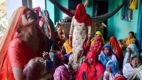 हाथरस मामला: सुरक्षा के लिए दिल्ली शिफ्ट होना चाहता है पीड़ित परिवार, सरकार से लगाई गुहार हाथरस मामला: सुरक्षा के लिए दिल्ली शिफ्ट होना चाहता है पीड़ित परिवार, सरकार से लगाई गुहार