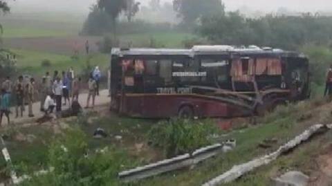 उत्तर प्रदेश: लखनऊ-आगरा एक्सप्रेस वे पर बस-कार की टक्कर में छह की मौत, 20 घायल उत्तर प्रदेश: लखनऊ-आगरा एक्सप्रेस वे पर बस-कार की टक्कर में छह की मौत, 20 घायल