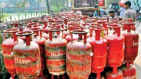 फिर बढ़े रसोई गैस के दाम, 21 दिन में 100 रुपये महंगा हुआ सिलेंडर फिर बढ़े रसोई गैस के दाम, 21 दिन में 100 रुपये महंगा हुआ सिलेंडर
