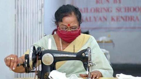 कोरोना वायरस: मदद को आगे आईं राष्ट्रपति की पत्नी सविता कोविंद, खुद सिल रहीं मास्क कोरोना वायरस: मदद को आगे आईं राष्ट्रपति की पत्नी सविता कोविंद, खुद सिल रहीं मास्क