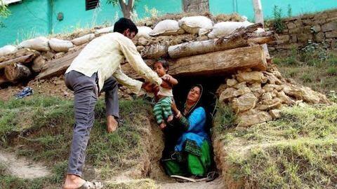 जम्मू-कश्मीर: ग्रामीणों की सुरक्षा के लिए LoC पर बनाए जा रहे 125 सामुदायिक बंकर जम्मू-कश्मीर: ग्रामीणों की सुरक्षा के लिए LoC पर बनाए जा रहे 125 सामुदायिक बंकर