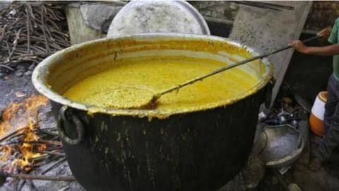 उत्तर प्रदेश: मिड-डे मील की खौलती सब्जी में गिरने से तीन वर्षीय मासूम की मौत उत्तर प्रदेश: मिड-डे मील की खौलती सब्जी में गिरने से तीन वर्षीय मासूम की मौत