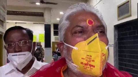 बिहार विधानसभा चुनाव: कमल के निशान वाला मास्क पहनकर वोट डालने पहुंचे कृषि मंत्री, मामला दर्ज बिहार विधानसभा चुनाव: कमल के निशान वाला मास्क पहनकर वोट डालने पहुंचे कृषि मंत्री, मामला दर्ज