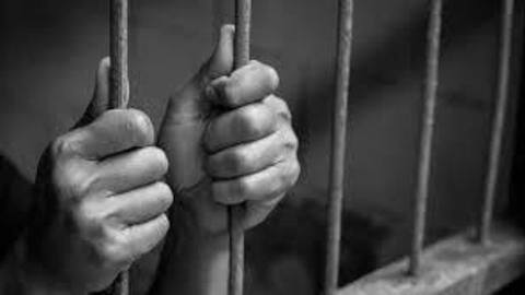 उत्तर प्रदेश: जिस बेटी की 'हत्या' के जुर्म में सजा भुगत रहे पिता-भाई, वह निकली जिंदा उत्तर प्रदेश: जिस बेटी की 'हत्या' के जुर्म में सजा भुगत रहे पिता-भाई, वह निकली जिंदा