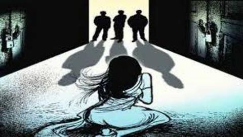 छत्तीसगढ़: पुलिसकर्मी और शिक्षक सहित चार लोगों ने किया महिला कर्मचारी से गैंगरेप, बनाया वीडियो छत्तीसगढ़: पुलिसकर्मी और शिक्षक सहित चार लोगों ने किया महिला कर्मचारी से गैंगरेप, बनाया वीडियो
