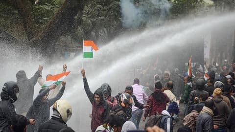 अगरतला: पुलिस ने प्रदर्शनकारी शिक्षकों पर लाठीचार्ज कर दागे आंसू गैस के गोले, 40 घायल अगरतला: पुलिस ने प्रदर्शनकारी शिक्षकों पर लाठीचार्ज कर दागे आंसू गैस के गोले, 40 घायल