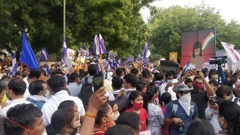 दिल्ली: हाथरस गैंगरेप पीड़िता को न्याय की मांग लेकर जंतर-मंतर पर जुटी प्रदर्शनकारियों की भीड़ दिल्ली: हाथरस गैंगरेप पीड़िता को न्याय की मांग लेकर जंतर-मंतर पर जुटी प्रदर्शनकारियों की भीड़