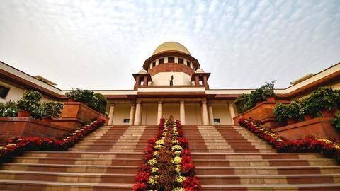 ट्रैक्टर परेड हिंसा: सुप्रीम कोर्ट ने शशि थरूर और छह पत्रकारों की गिरफ्तारी पर लगाई रोक ट्रैक्टर परेड हिंसा: सुप्रीम कोर्ट ने शशि थरूर और छह पत्रकारों की गिरफ्तारी पर लगाई रोक