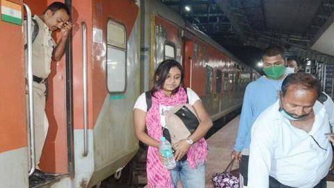 रेलवे पर भारी पड़ी युवती की जिद, इकलौती सवारी को लेकर रांची पहुंची राजधानी स्पेशल ट्रेन रेलवे पर भारी पड़ी युवती की जिद, इकलौती सवारी को लेकर रांची पहुंची राजधानी स्पेशल ट्रेन