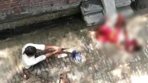उत्तर प्रदेश: लॉकडाउन के बीच कासगंज में महिला की गोली मारकर हत्या, पड़ोसी बनाते रहे वीडियो उत्तर प्रदेश: लॉकडाउन के बीच कासगंज में महिला की गोली मारकर हत्या, पड़ोसी बनाते रहे वीडियो