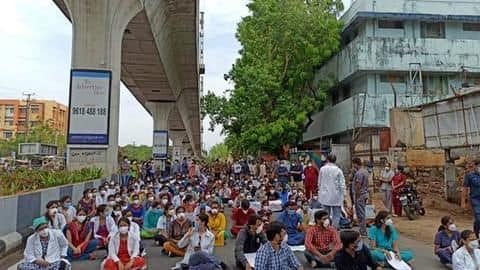 हैदराबाद: कोरोना संक्रमित की मौत होने से गुस्साए परिजनों ने किया जूनियर डॉक्टरों पर हमला हैदराबाद: कोरोना संक्रमित की मौत होने से गुस्साए परिजनों ने किया जूनियर डॉक्टरों पर हमला