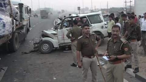 आगरा-कानपुर हाईवे पर कार और कंटेनर की भिड़ंत में नौ लोगों की मौत, तीन घायल आगरा-कानपुर हाईवे पर कार और कंटेनर की भिड़ंत में नौ लोगों की मौत, तीन घायल
