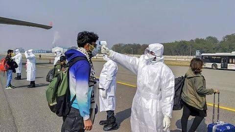 कोरोना वायरस: कोच्चि एयरपोर्ट पर स्वागत करने के लिए जुटे 79 लोगों के खिलाफ मामला दर्ज कोरोना वायरस: कोच्चि एयरपोर्ट पर स्वागत करने के लिए जुटे 79 लोगों के खिलाफ मामला दर्ज