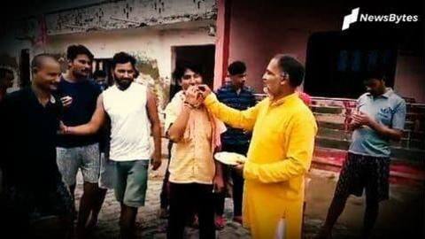 उत्तर प्रदेश: विकास दुबे के एनकाउंटर पर ग्रामीणों ने मनाई खुशी, बोले- मिल गई नई आजादी उत्तर प्रदेश: विकास दुबे के एनकाउंटर पर ग्रामीणों ने मनाई खुशी, बोले- मिल गई नई आजादी