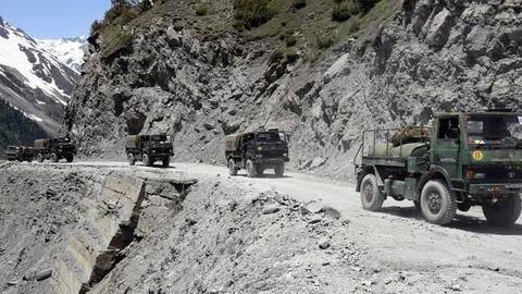 भारत-चीन विवाद: LAC पर 35,000 अतिरिक्त सैनिकों को तैनात करने की तैयारी में भारत भारत-चीन विवाद: LAC पर 35,000 अतिरिक्त सैनिकों को तैनात करने की तैयारी में भारत