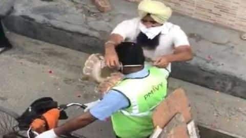 पंजाब: कोरोना संकट के बीच डटे सफाईकर्मियों का नोटों की माला पहनाकर किया स्वागत, देखें वीडियो पंजाब: कोरोना संकट के बीच डटे सफाईकर्मियों का नोटों की माला पहनाकर किया स्वागत, देखें वीडियो