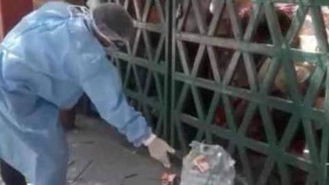 उत्तर प्रदेश: आगरा के क्वारंटाइन सेंटर में लोगों से हो रहा जानवरों जैसा सुलूक, वीडियो वायरल उत्तर प्रदेश: आगरा के क्वारंटाइन सेंटर में लोगों से हो रहा जानवरों जैसा सुलूक, वीडियो वायरल