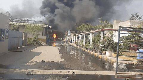 हैदराबाद में दवा फैक्ट्री में लगी भीषण आग, 11 मजदूर गंभीर रूप से झुलसे हैदराबाद में दवा फैक्ट्री में लगी भीषण आग, 11 मजदूर गंभीर रूप से झुलसे