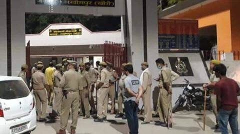 उत्तर प्रदेश में भाजपा विधायक की गुंडागर्दी, थाने में घुसकर छुड़ा ले गए छेड़छाड़ का आरोपी उत्तर प्रदेश में भाजपा विधायक की गुंडागर्दी, थाने में घुसकर छुड़ा ले गए छेड़छाड़ का आरोपी