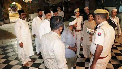 कोरोना वायरस: निजामुद्दीन के बाद अजमेर की दरगाह में जुटे सैकड़ों लोग, पुलिस से भिड़े कोरोना वायरस: निजामुद्दीन के बाद अजमेर की दरगाह में जुटे सैकड़ों लोग, पुलिस से भिड़े