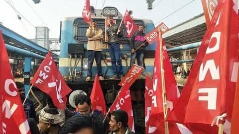 पश्चिम बंगाल: भारत बंद के दौरान मालदा में हिंसा, प्रदर्शनकारियों ने पुलिस वाहन फूंके पश्चिम बंगाल: भारत बंद के दौरान मालदा में हिंसा, प्रदर्शनकारियों ने पुलिस वाहन फूंके